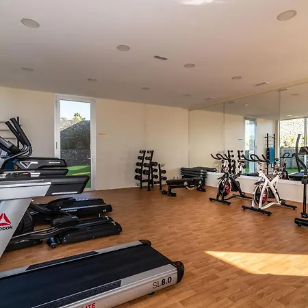 Apartment Vacation Marbella: Beachfront With Luxury Amenities Estepona